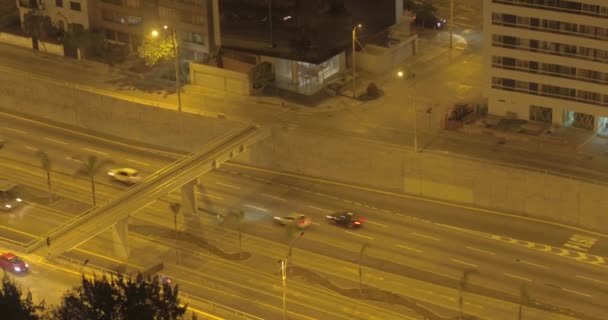 夜にリマペルーの高速道路の空中ビデオ。高速道路の暗いシーン.  - 映像、動画