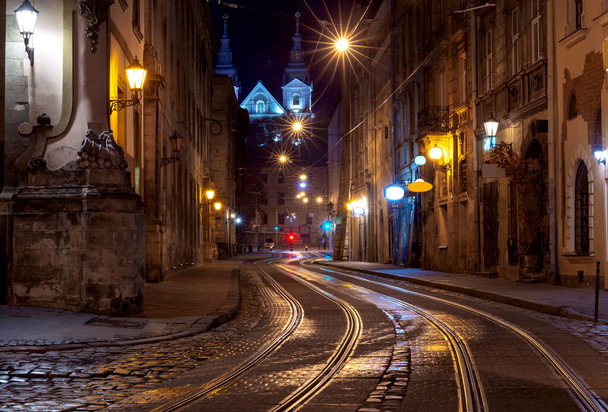 Place de la mairie médiévale dans la vieille ville la nuit. Lviv. Ukraine. - Photo, image