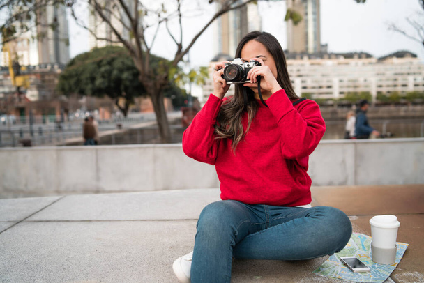 Young woman using a professional camera. - Foto, Imagem