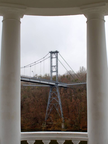 podpórka mostu dla pieszych w ramach białych kolumn belvedere - Zdjęcie, obraz