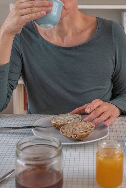 Париж, Франция - 11 29 2020: Французская женщина завтракает в период Ковида - Фото, изображение