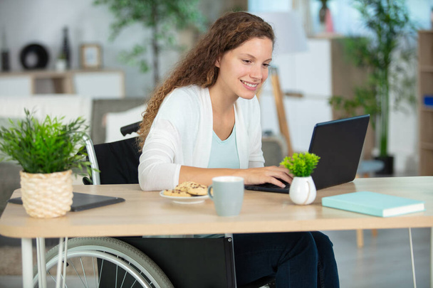 feliz mujer de negocios en silla de ruedas trabajando en la oficina - Foto, imagen
