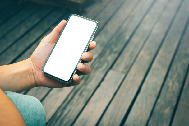 Newsletter-Konzept Hand eines jungen Mannes checkt Nachrichtenfeld auf digitalem Mobiltelefon leer Kopierraum für Ihren Text  - Foto, Bild