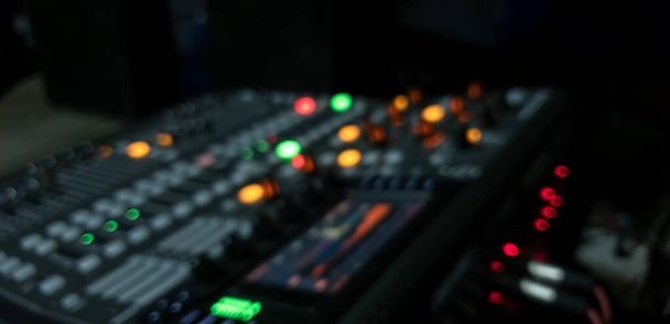 Blur.mixer konsola muzyka sprzęt audio technologia kontroli. - Zdjęcie, obraz