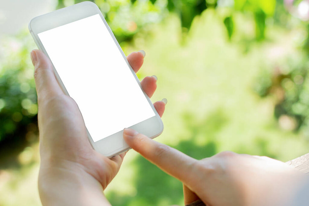 kobieta ręce trzymając dotykając telefonu komórkowego z pustą przestrzeń do kopiowania wiadomości SMS  - Zdjęcie, obraz