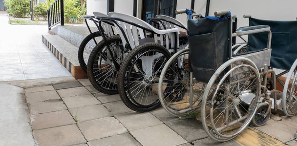 Tyhjät pyörätuolit Potilaat eivät voi kävellä. Sairaalassa kopioi tilaa tekstin - Valokuva, kuva