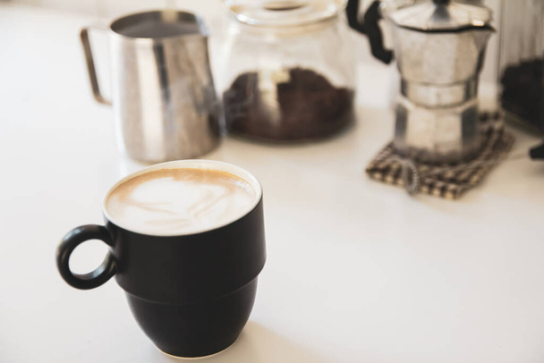 Kaffee Tasse mit Zubehör Kaffee kochen, Mokapot, Bohne auf weißem Holztisch  - Foto, Bild