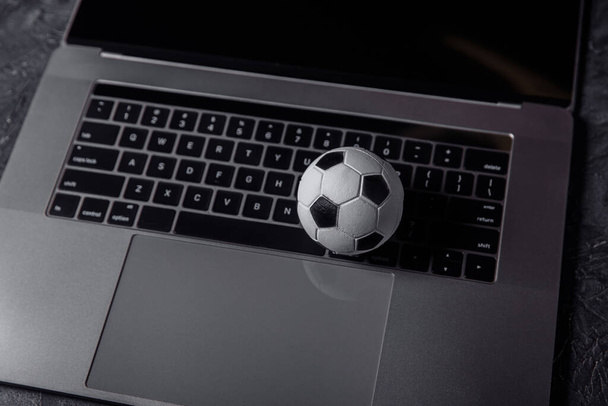 Fotbalový míč na klávesnici. Sport, hazardní hry, koncept výhry - Fotografie, Obrázek