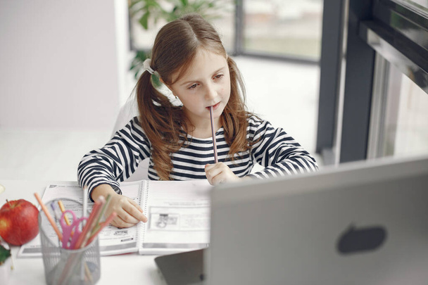 Kislány tanul online használja a laptopját otthon - Fotó, kép