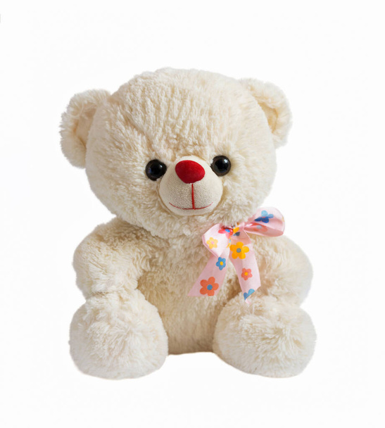Hračkový medvídek s lukem, izolovaný na bílém pozadí. Dětská hračka. - Fotografie, Obrázek