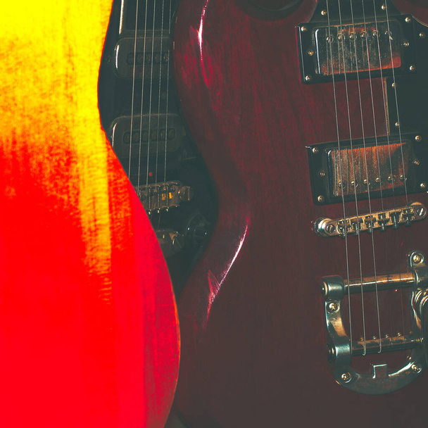 Guitarras con poca luz. Concierto de música rock  - Foto, imagen