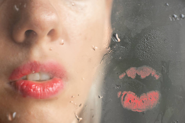 giovane ragazza sexy baciare vetro nebbia da vicino - Foto, immagini