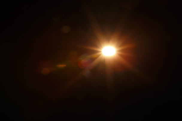 Abstraktes natürliches Sonnenlicht auf der schwarzen Seite - Foto, Bild