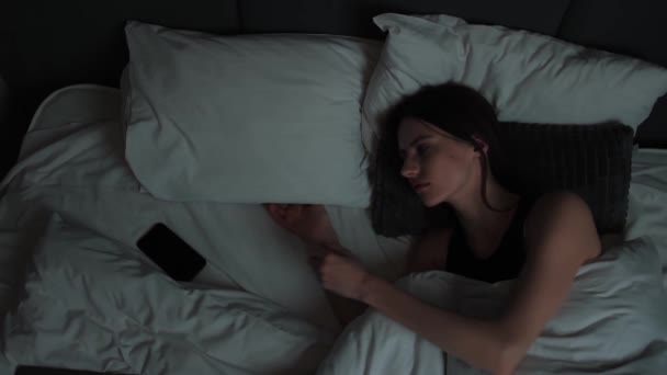 caucasiano jovem mulher ela acordar quando smartphone chamando - Filmagem, Vídeo