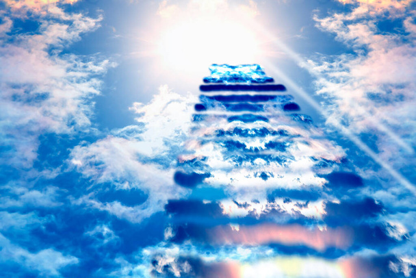 Escaleras al cielo. Puerta del Cielo. Fondo religioso. Pasos hacia el cielo. - Foto, Imagen