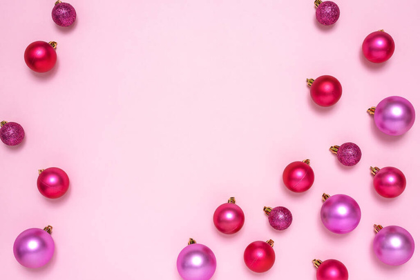 Χριστουγεννιάτικα στολίδια σε παστέλ ροζ φόντο. Η ιδέα του εορτασμού της Πρωτοχρονιάς και των Χριστουγέννων. Άνω όψη. - Φωτογραφία, εικόνα