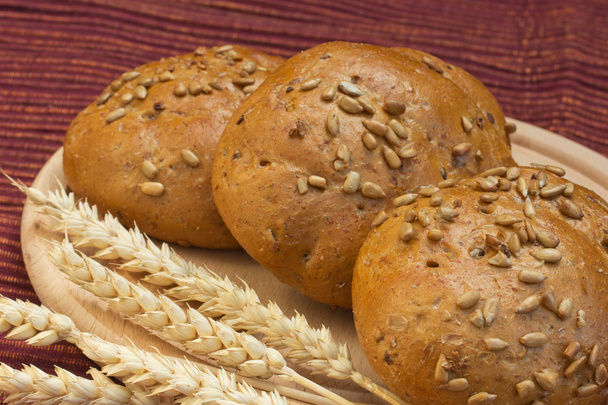 celozrnný chléb s uši pšenice na stůl. - Fotografie, Obrázek