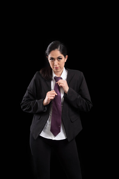 Латинская исполнительница, деловая женщина, молодой элегантный костюм с компьютером и галстуком, руки с компьютером и телефонный звонок - Фото, изображение