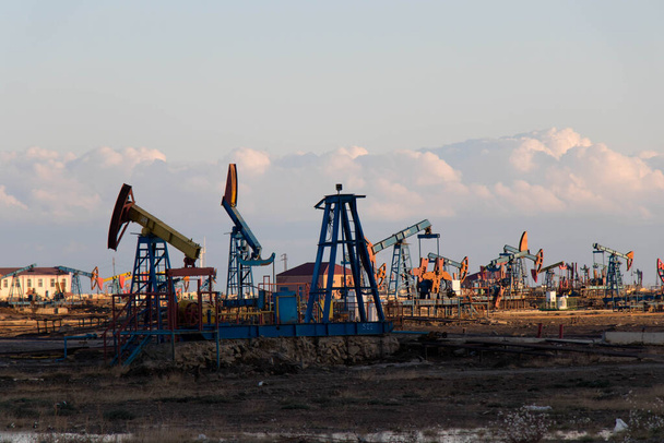 Pumppu Jacks lähellä Kaspianmeren rannikolla Baku laitamilla. Teollinen tausta. Kuuluisa Azerbaidzan öljy - Valokuva, kuva