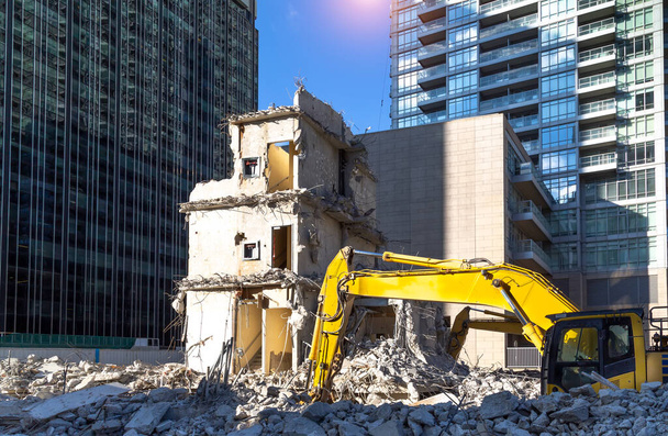 Demolición de edificios y construcción del condominio de lujo en el corazón del centro de la ciudad en una ubicación premium - Foto, Imagen