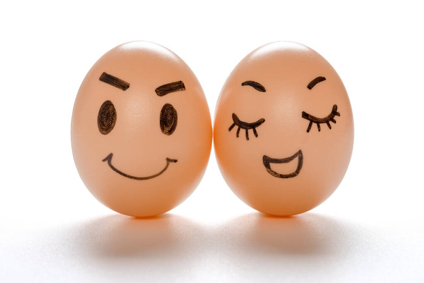 rostros de huevo de pareja encantadora en blanco con camino de recorte - Foto, imagen