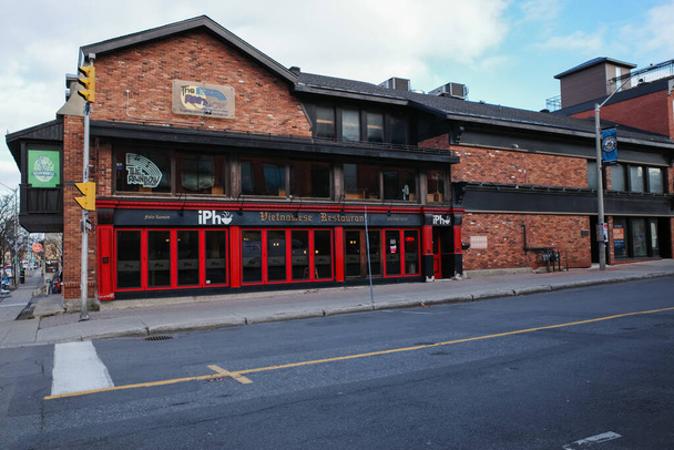 Оттава, Онтарио, Канада - 18 ноября 2020 года: В здании на углу Парент-авеню и Мюррей-стрит на рынке ByWard расположены ресторан Foo Famese и музыкальный бар The Rainbow.. - Фото, изображение