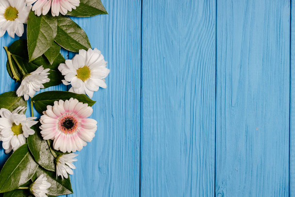 Hermoso arreglo floral. Concepto minimalista de primavera. Flores blancas sobre una mesa de madera. Día de San Valentín, mujeres felices - Foto, Imagen