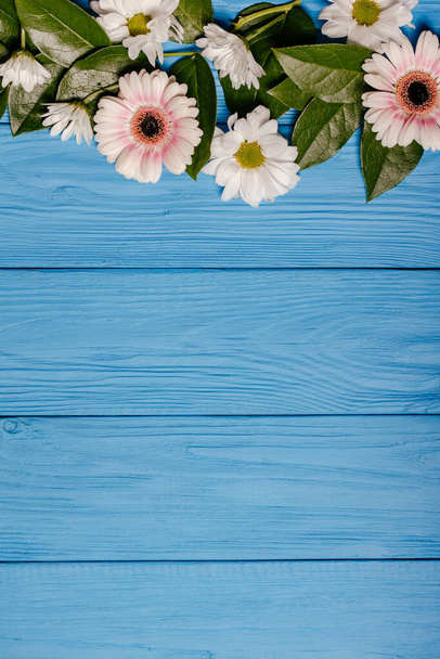 Цветочное оформление. Весенняя минималистическая концепция. Белые цветы на деревянном столе. День Святого Валентина, счастливые женщины - Фото, изображение