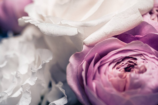 Цветочный букет в подарок, аранжировка цветов роз в цветочном магазине или онлайн доставка, романтический подарок и роскошный домашний декор - Фото, изображение
