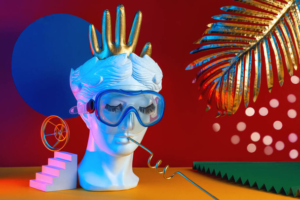 Composizione astratta multicolore con scultura della testa, scale, guanto, concetto visivo - Foto, immagini