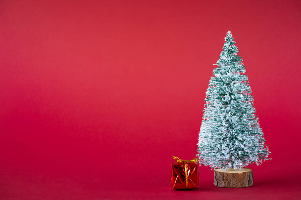 Karácsonyi ünnepi háttér. Hóval borított karácsonyfa és fényes sokszínű dobozok ajándékokkal. Fénymásolási hely. - Fotó, kép
