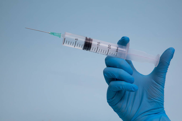 Koncepcja zwalczania wirusa covid-19 wirusa korony, naukowiec w laboratorium trzymający strzykawkę z płynnymi szczepionkami dla dzieci lub starszych dorosłych. - Zdjęcie, obraz