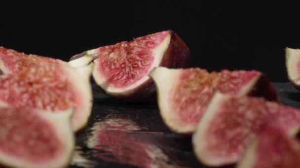 Pezzi di succoso frutto di fico su sfondo scuro - Filmati, video