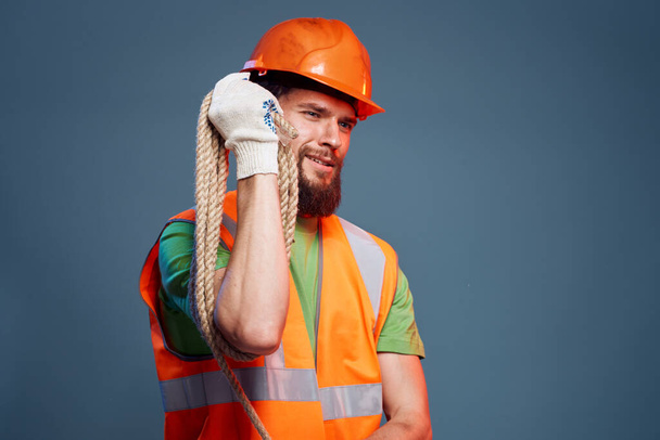 Un hombre con un uniforme de trabajo profesionales de la seguridad de la construcción - Foto, imagen
