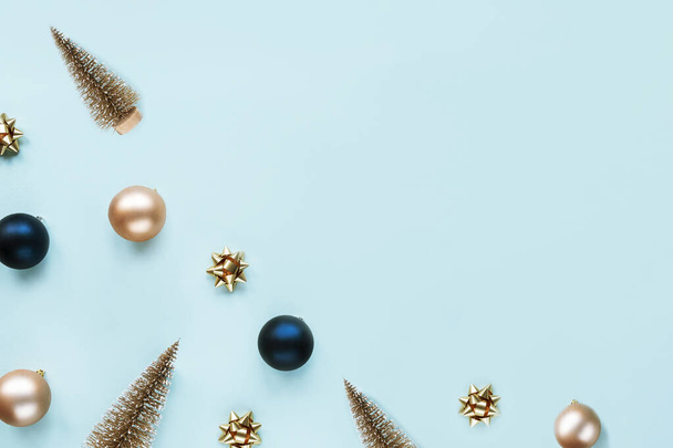 ボール、ボール、クリスマスツリーのおもちゃで青のお祝いの新年の背景。トップビュー、フラットレイアウト、コピースペース. - 写真・画像