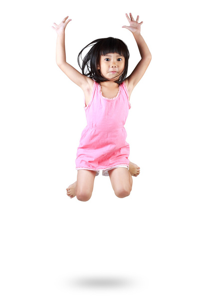 schattig en gelukkig weinig Aziatische meisje springen in de lucht - Foto, afbeelding