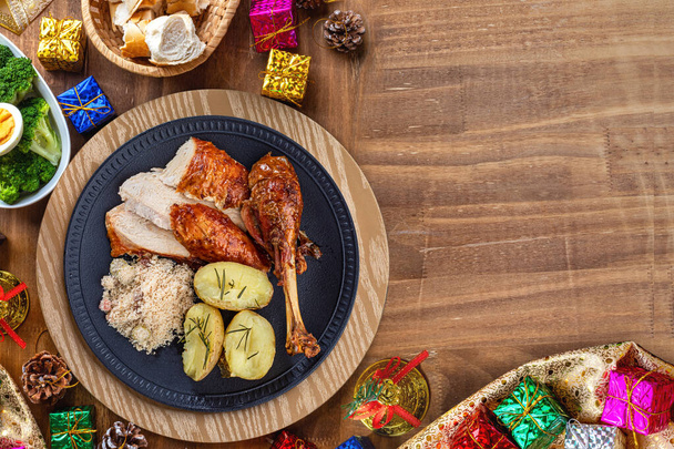 ロースト七面鳥は、ファロファ、パン粉とゆでたジャガイモとプレート上で提供しました。感謝祭とクリスマスディナー。トップ表示. - 写真・画像