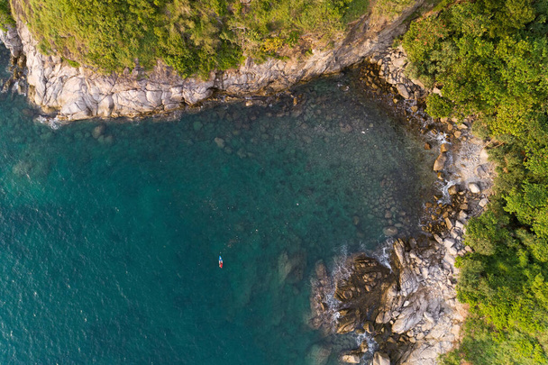 Vista de alto ângulo Mar tropical com ondas batendo na praia e alta montanha localizada em Phuket Tailândia vista aérea drone topo para baixo Vista incrível da natureza. - Foto, Imagem