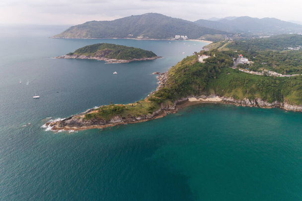 Paysage incroyable vue sur la nature de la belle mer tropicale avec vue sur la mer vue sur la côte en été image par Vue aérienne drone haut vers le bas, vue grand angle Situé à Laem Promthep Phuket Thaïlande. - Photo, image