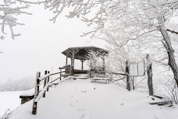 Randonnée hivernale dans la neige depuis Wilhelmsdorf sur le Hoechsten près d'Illmensee sur le lac de Constance - Photo, image
