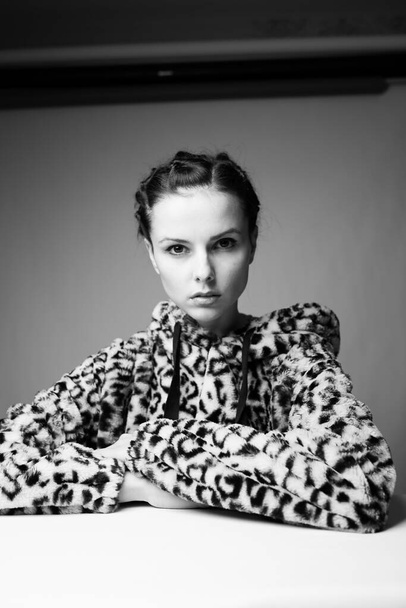 женщина в леопардовой печати, черно-белый портрет - Фото, изображение