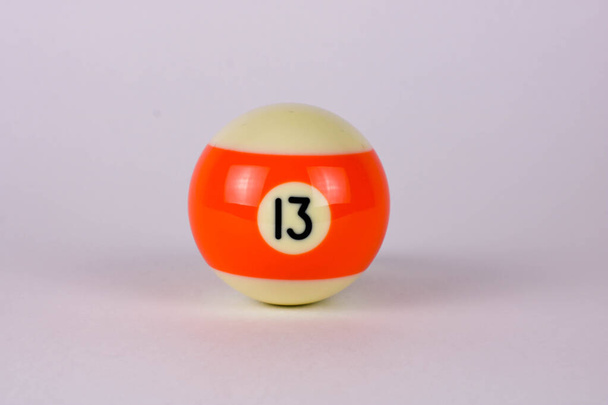 Bilardo için 13 numaralı parlak turuncu top beyaz arka planda izole edildi. Yüksek kalite fotoğraf - Fotoğraf, Görsel