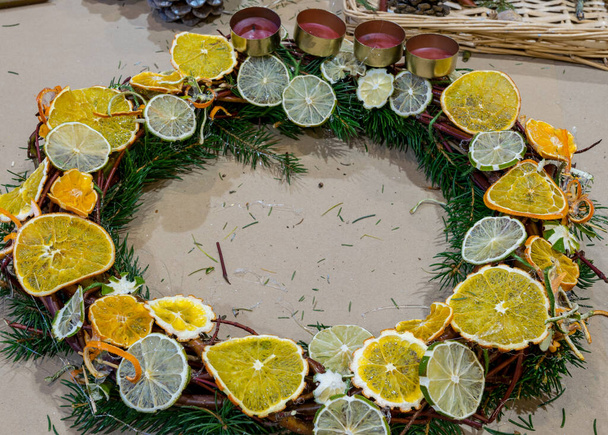 elkészített karácsonyi koszorúk szárított citrusfélékből, tűkből, gallyakból és különböző gyógynövényekből. Karácsonyi dekoráció saját kezűleg. - Fotó, kép