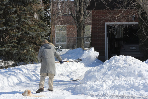 Лопата снега
 - Фото, изображение