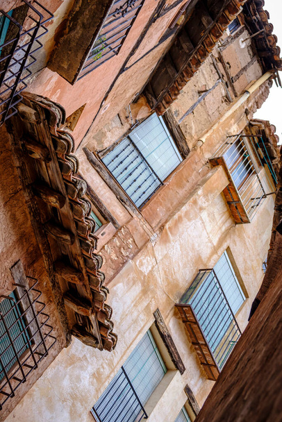 Město Albarracin, které se nachází v kopcích středovýchodní části Španělska, na křivce řeky Guadalaviar. Vysoké hradby se datují do středověku, dominují přilehlé stráni. - Fotografie, Obrázek