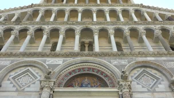 Obří katedrála pokrytá sloupy a oblouky ve středověké architektuře budovy.Katedrála Pisa je středověký římskokatolický kostel věnovaný Nanebevzetí Panny Marie Itálie.Je to pozoruhodný příklad románské architektury zejména - Záběry, video