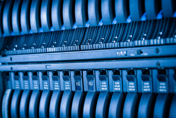 Fila de discos duros utilizados para el almacenamiento de datos en el centro de datos de Internet - Foto, imagen