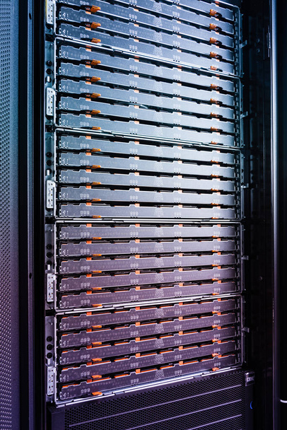 detalle del centro de datos con matriz de disco duro dentro del rack del servidor - Foto, Imagen