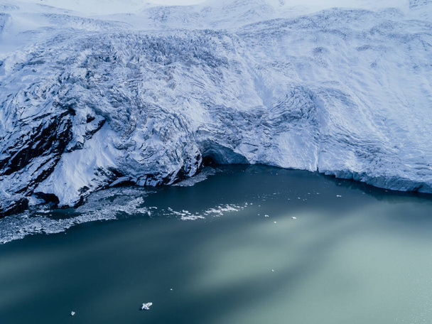 Antenni näkymä jäätikkö laguuni Tiibetissä, Kiina - Valokuva, kuva