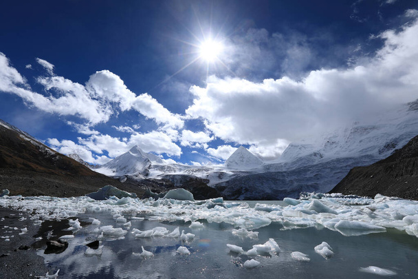Glacier lagoon  in Tibet,China - Foto, afbeelding